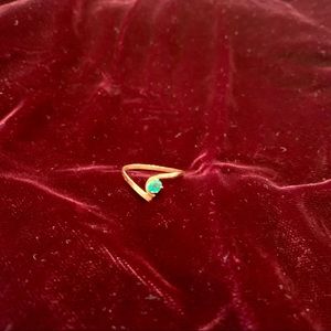 Emerald and gold ring